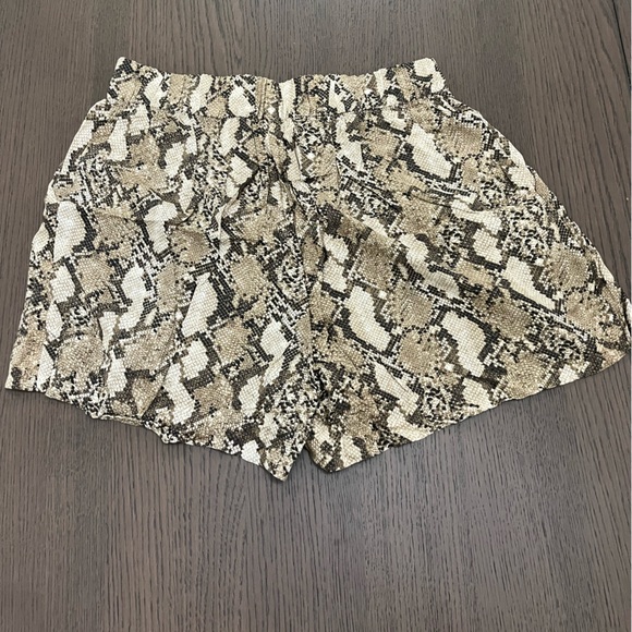 H&M - Snake Patterned High Waisted Shorts - Picture 2 of 2
